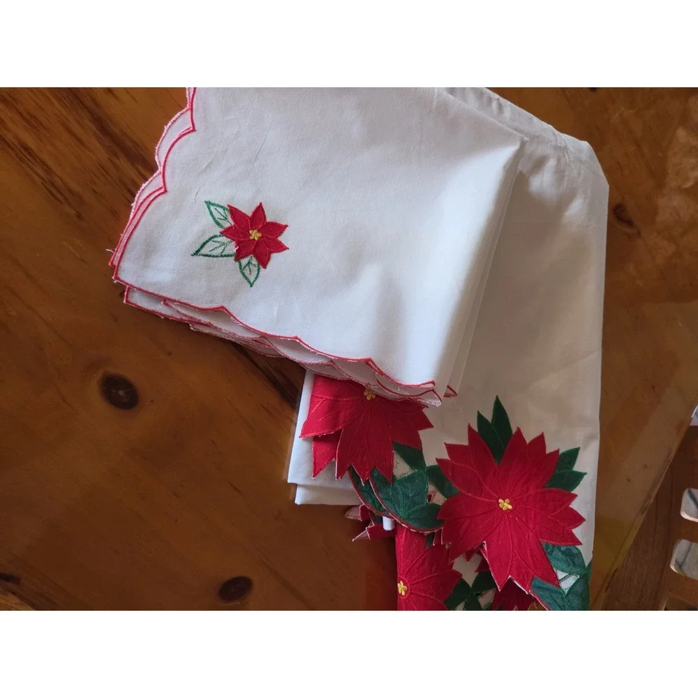 Poinsettas 66 Round Tablecloth White Red & Green Scalloped Edge 8 Napkins Retro